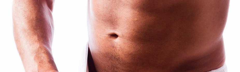 Ένας άνδρας μεγεθύνει το πέος του χρησιμοποιώντας μια αντλία κενού